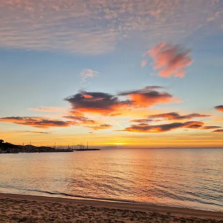 Climatisé 2 Pièces Avec Terrasse Et Parking Au Lavandou - Fr-1-251-854 Appartement Le Lavandou