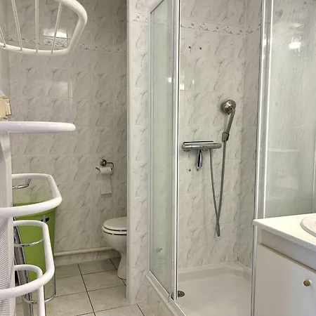 Climatisé 2 Pièces Avec Terrasse Et Parking Au Lavandou - Fr-1-251-854 Appartement