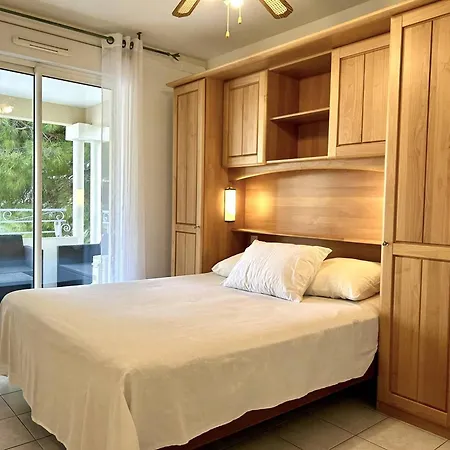 Climatisé 2 Pièces Avec Terrasse Et Parking Au Lavandou - Fr-1-251-854 * Le Lavandou