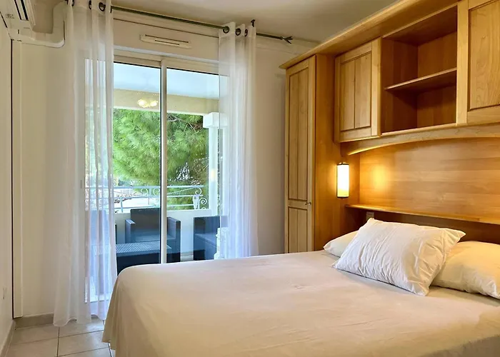 Appartement Climatisé 2 Pièces Avec Terrasse Et Parking Au Lavandou - Fr-1-251-854 Le Lavandou