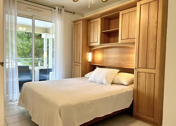 Climatisé 2 Pièces Avec Terrasse Et Parking Au Lavandou - Fr-1-251-854 * Le Lavandou