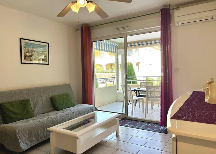 Appartement Climatisé 2 Pièces Avec Terrasse Et Parking Au Lavandou - Fr-1-251-854