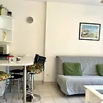 Climatise 2 Pieces Avec Terrasse Et Parking Au Lavandou - Fr-1-251-854 *