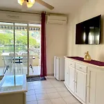 Climatise 2 Pieces Avec Terrasse Et Parking Au Lavandou - Fr-1-251-854 Le Lavandou