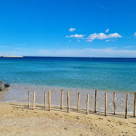 Climatise 2 Pieces Avec Terrasse Et Parking Au Lavandou Διαμέρισμα Le Lavandou
