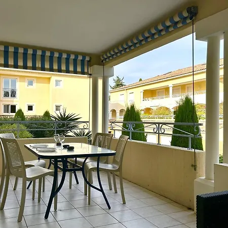 Climatise 2 Pieces Avec Terrasse Et Parking Au Lavandou *
