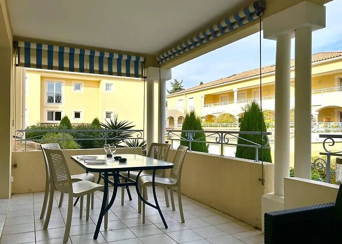 Climatise 2 Pieces Avec Terrasse Et Parking Au Lavandou - Fr-1-251-854 *